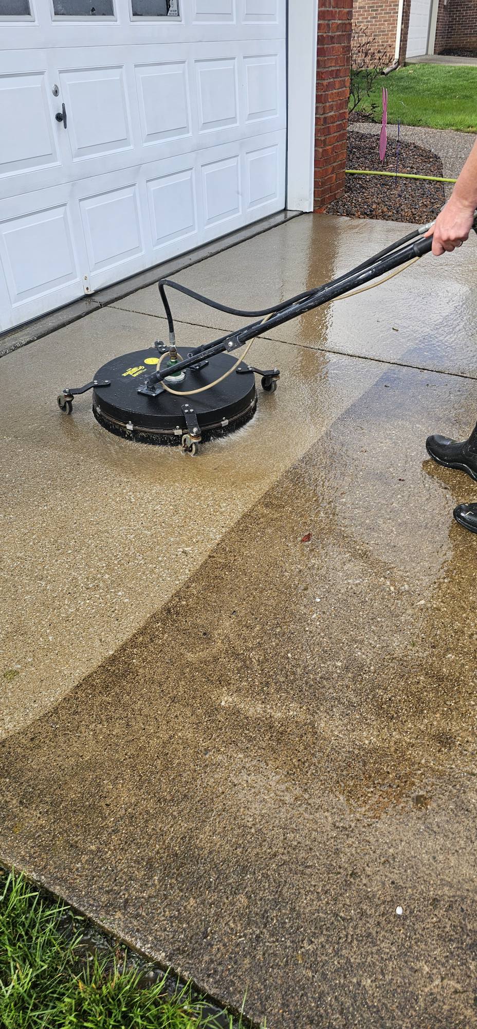 Surface cleaner restoring concrete driveway